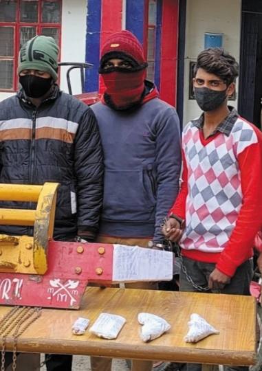 चोरी का ट्रैक्टर बरामद, तीन दबोचे