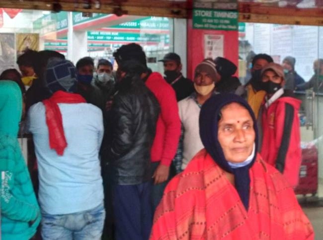 मॉल के बैगेज काउंटर से उचक्कों ने पांच लाख रुपये से भरा थैला उड़ाया