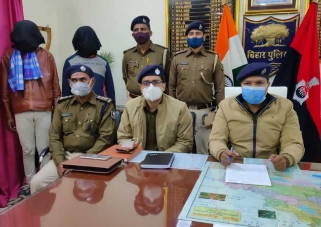 माइक्रो फाइनेंसकर्मी व गल्ला व्यवसायी से लूट में शामिल दो गिरफ्तार
