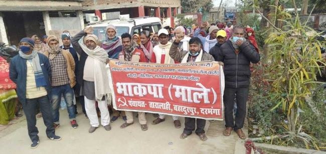 चचेरी दो बहनों की हत्या बाद भड़का आक्रोश, थाने पर प्रदर्शन