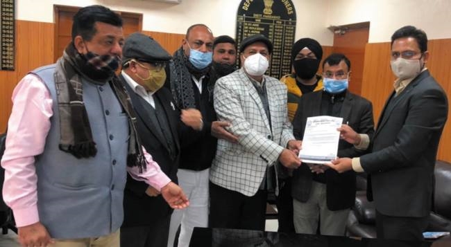 शराब के ठेके खुल सकते
हैं, तो बाजार क्यों नहीं