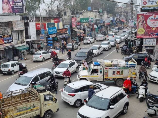 ट्रैफिक जाम से लोग परेशान, ट्रैफिक पुलिस बनी मूकदर्शक
