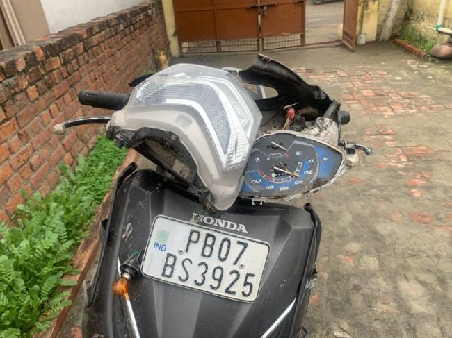 हादसों का अवैध स्पीड ब्रेकर.. बेकाबू स्कूटी दीवार से टकराई, दो बहनों के इकलौते भाई की मौत