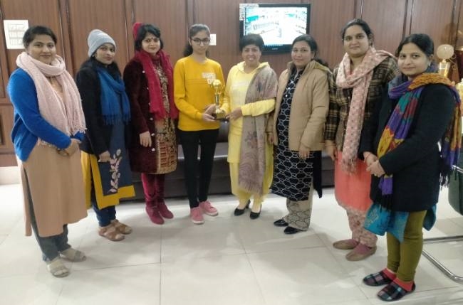 एसडी कालेज की छात्रा आंचल ने स्लोगन में पाया प्रथम स्थान