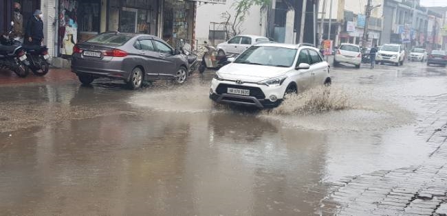 सात एमएम बारिश से ठिठुरी धर्मनगरी, दिनभर चली बूंदाबांदी