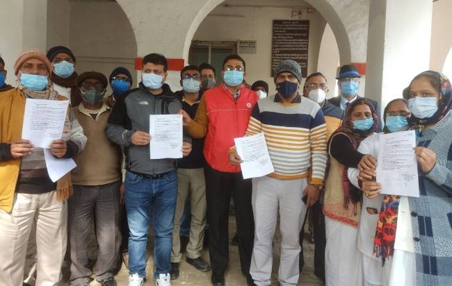 वेतन के लिए स्वास्थ्य कर्मियों ने सौंपा ज्ञापन