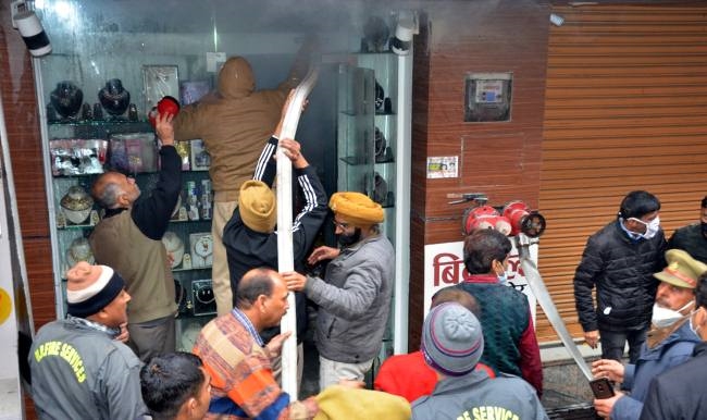 आर्टीफिशियल ज्वैलरी शोरूम में लगी आग