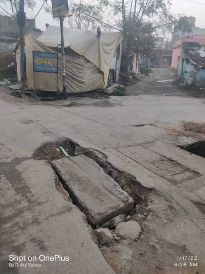 मोहन मार्ग में टूटी सड़क, राहगीरों की जान जोखिम में
