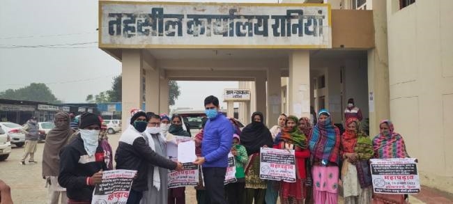 मजदूरों ने अपनी मांगों को लेकर फूंका सरकार का पुतला, तहसीलदार को सौंपा मांग पत्र