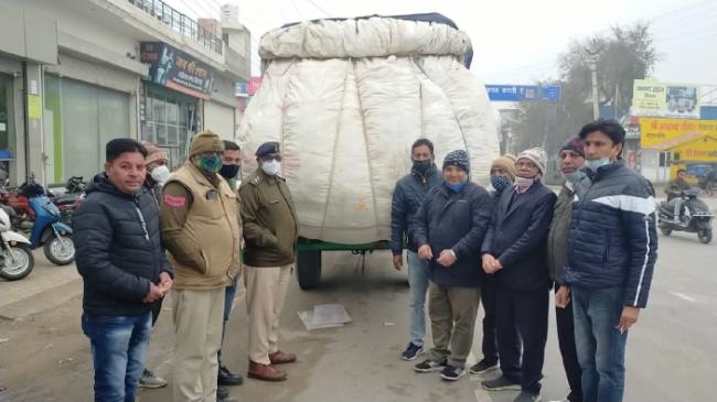 भाविप की विवेकानंद शाखा ने लगाए वाहनों पर रिफ्लेक्टर