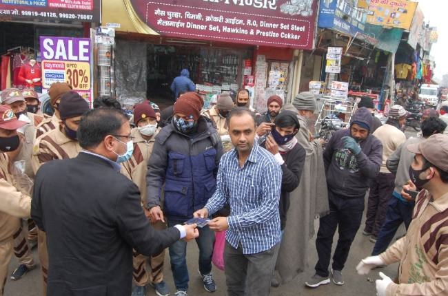 डेरा श्रद्धालुओं ने शहर में चलाया मास्क बांटने का अभियान