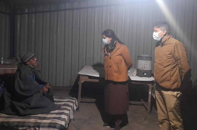 रैन बसेरा में ठहरे लोगों से डीएम-एसपी ने की बात