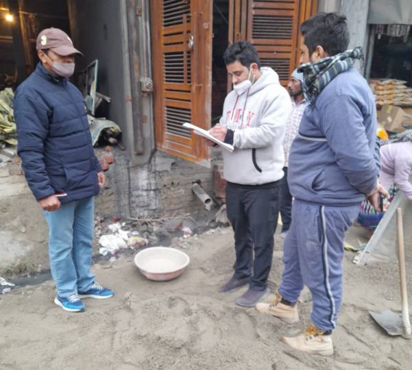 नाली में मलबा डालने पर पांच लोगों का चालान, एक को नोटिस