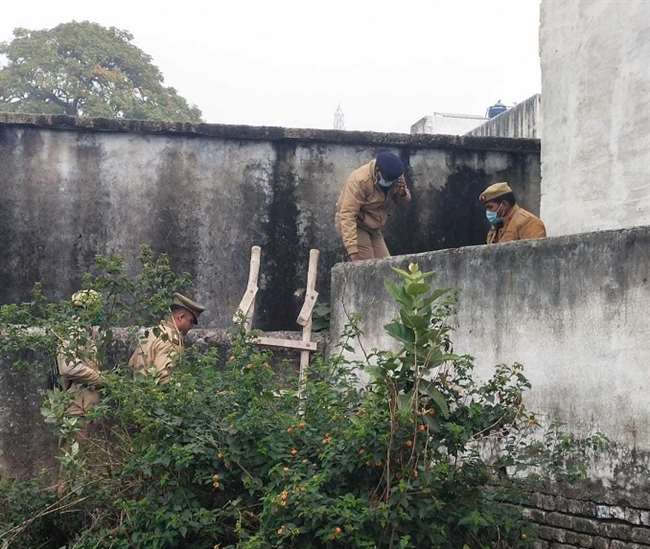 औरैया में सनसनीखेज वारदात, कालेज प्रबंधक व पत्नी की हत्या, पास में पड़ा था अनजान युवक का शव