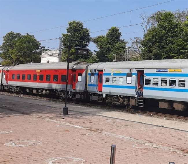 मुंबई-हावड़ा रेल रूट पर संचालन प्रभावित, मानिकपुर और सतना के बीच रोकी गईं 22 ट्रेनें