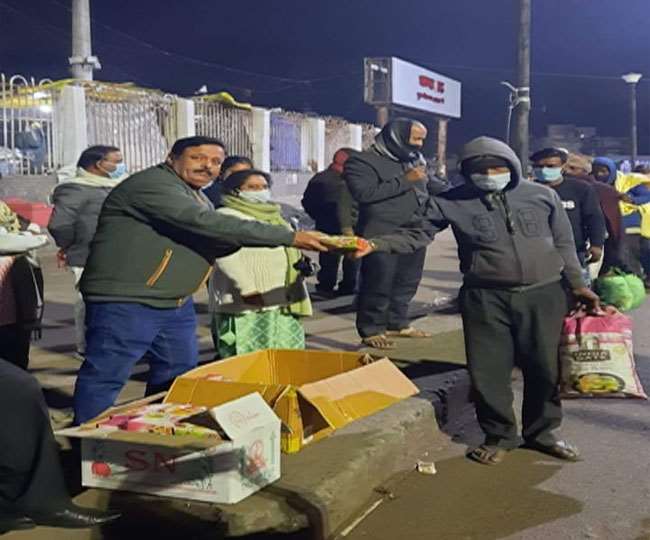 जन्मदिन पर जरूरतमंदों को भोजन कराने में दिलचस्पी ले रहे लोग