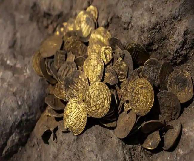 ग्वालियर में बालू खादान से दो बच्चियों को मिले 200 सोने के सिक्के, बंटवारे पर हुआ विवाद