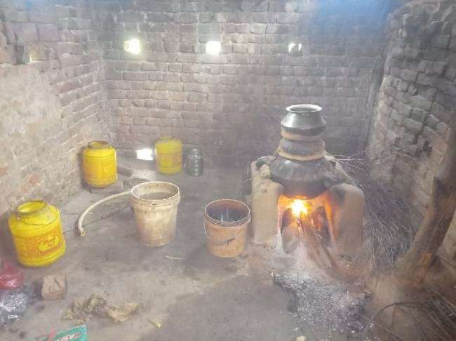 जहरीली शराब से मौत: शराब बनती और बिकती है पर दिखती नहीं, हिमाचल के इस जिले में हर तीसरे घर में भट्ठी