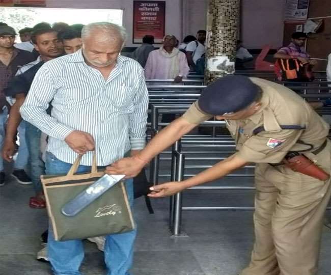 दिल्ली छावनी व आसपास के इलाकों में बाजार और माल में पुलिस बल तैनात