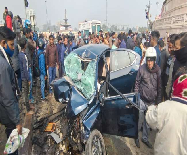 लखनऊ के 1090 चौराहे पर भीषण सड़क हादसा, तेज रफ्तार कार ने बाइक सवार को कुचला; दो की मौत