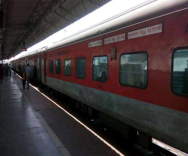 रेल यात्री ध्यान दें: नौ ट्रेनें चल रही है विलंब से, यह ट्रेन तो दो घंटे है लेट, देखें लिस्ट
