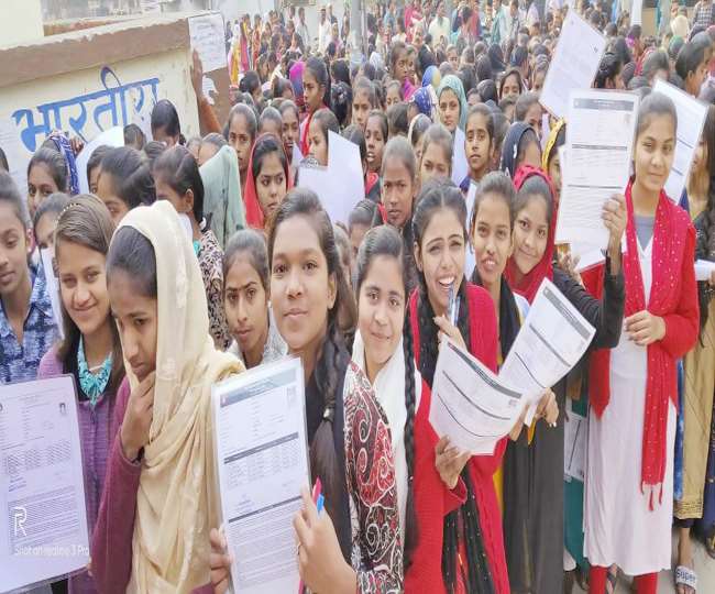 Bihar board Matric Examination 2020 : कैमरे की नजर से कुछ इस तरह दिख रहा मैट्रिक परीक्षा का चौथा दिन