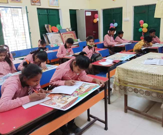 प्राइमरी स्कूल के बच्चे हुए प्रोन्नत, पढ़ाई में कच्चे Gorakhpur News
