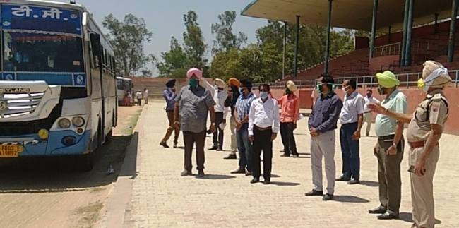 बसों में झांसी, आगरा और लखनऊ भेजे प्रवासी मजदूर
