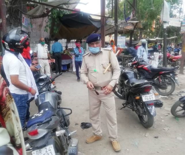लॉकडाउन के नियमों के उलंघन करने वालों पर पुलिस की सख्ती