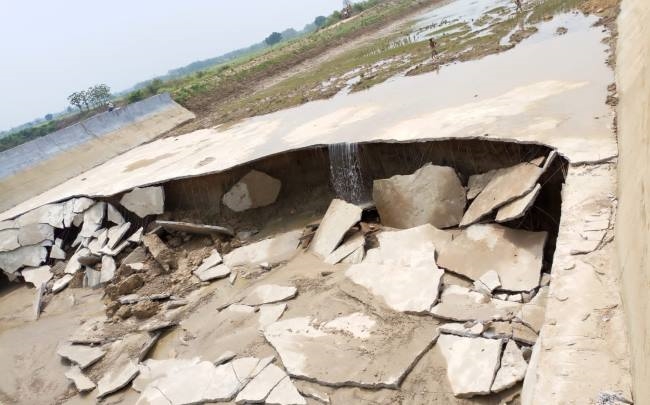 नहर में पानी छोड़ते ही बह गई टूटे साइफन में भरी मिट्टी
