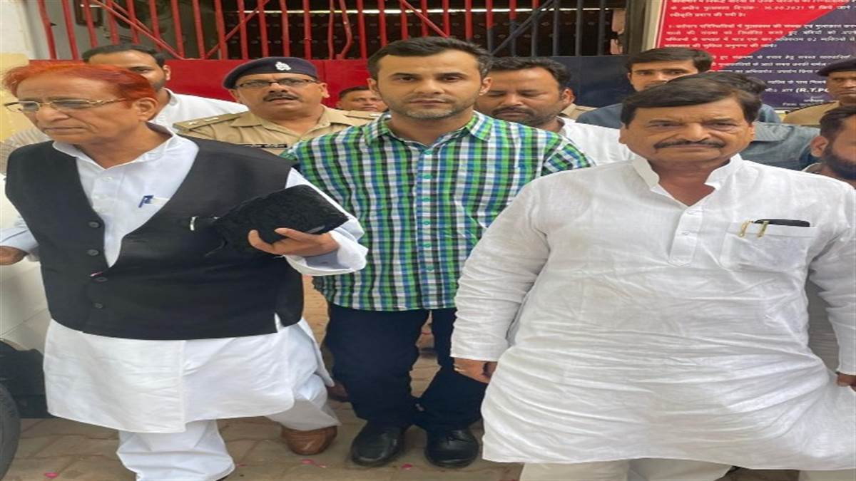 Azam Khan Release: सुप्रीम कोर्ट से अंतरिम जमानत मिलने के बाद आजम खां जेल से रिहा, रिहाई के समय शिवपाल यादव रहे मौजूद