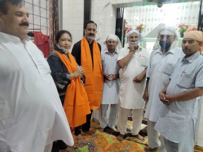 पार्षद सुधा महाजन ने अपना पहला वेतन रविदास मंदिर को किया समर्पित