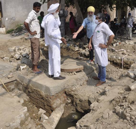 माडल टाउन में दो माह पहले बनी गलियों में खोदे 20 से ज्यादा पांच फीट के गड्ढे