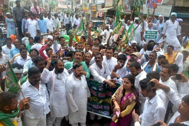 महंगाई के खिलाफ राजद का विरोध प्रदर्शन, पीएम और सीएम का फूंका पुतला