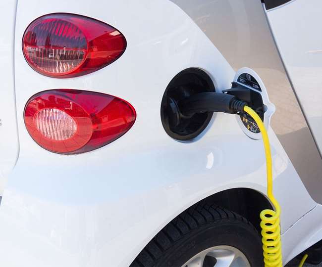 इन टिप्स को फॉलो करके बढ़ा सकते हैं EVs की रेंज, एक बार में कर पाएंगे लंबा सफ़र