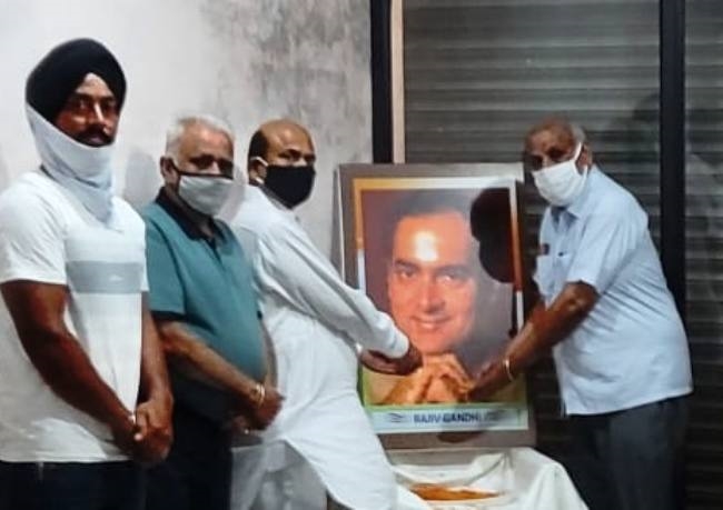 पूर्व प्रधानमंत्री राजीव गांधी को श्रद्धांजलि अर्पित