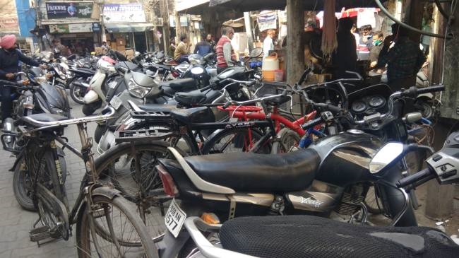 दिलकुशा मार्केट में पार्किग की समस्या, उम्मीदवारों ने समाधान के दिए आश्वासन