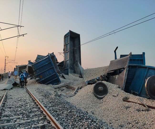 Etawah Train Accident: DFC ट्रैक पर फिर हुआ हादसा, मालगाड़ी के 24 वैगन गिरे, गिट्टी में दबकर बच्चे की मौत
