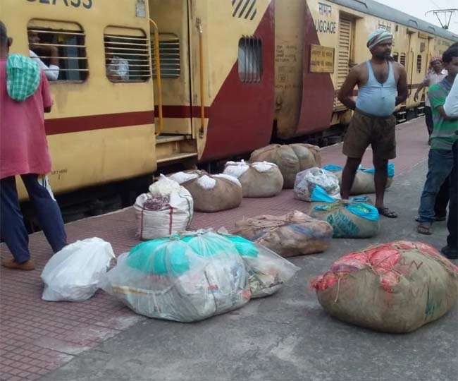Howrah-Jabalpur Shaktipunj Express में छापा, 242 किलो बिना बुक कराया सामान पकड़ाया