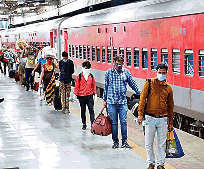 Indian Railways, IRCTC: ये पांच ट्रेन चल रही है विलंब से, यह ट्रेन तो एक घंटा है लेट