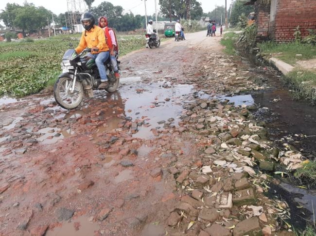 जलजमाव से टूटकर खराब हो रही सड़क