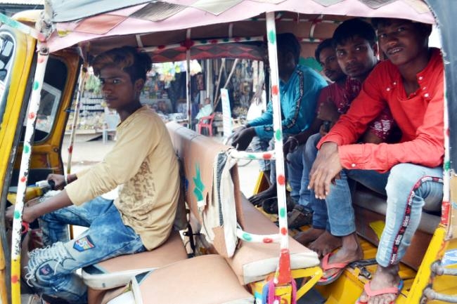 नाबालिगों के हाथ टेंपो की स्टेयरिग