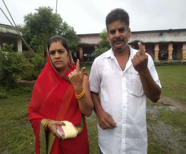 पटना पंचायत, मुखिया चुनाव: पटना में वोटर गिरफ्तार; घुटनों भर पानी में भी लगी मतदाताओं की कतार