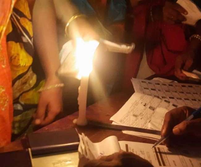 बिहार पंचायत चुनाव 2021: किशनगंज में मोमबत्ती जला पूरी करायी गई मतदान प्रक्रिया, देखें बारिश के बीच हुए वोटिंग की तस्वीरें