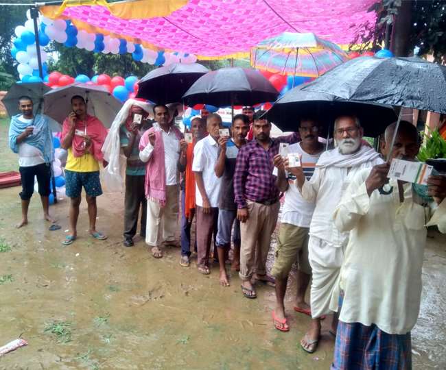 See pictures: भागलपुर पंचायत, मुखिया चुनाव; बारिश में भी नहीं रुके कदम, ग्राउंड से आ रही बेहतरीन तस्वीरें