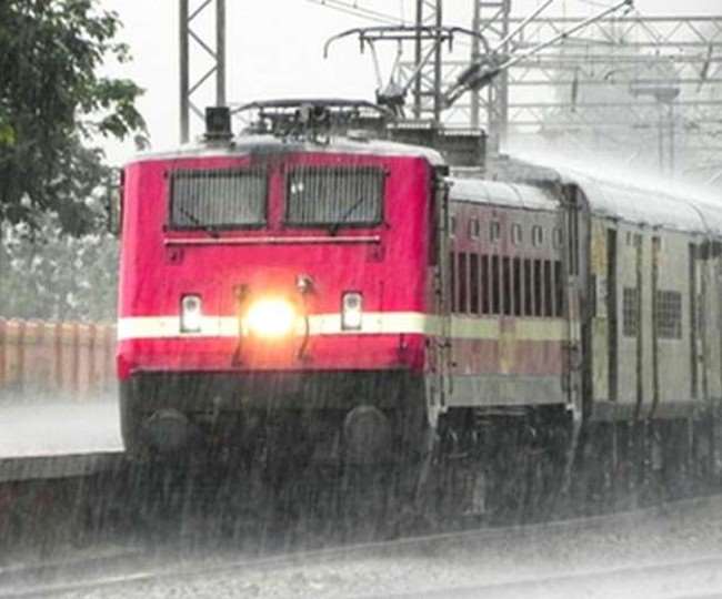Rain In Bihar: बारिश ने रोके ट्रेनों के पहिए, जोगबनी स्टेशन पर जलजमाव से परिचालन ठप, महानंदा में उफान