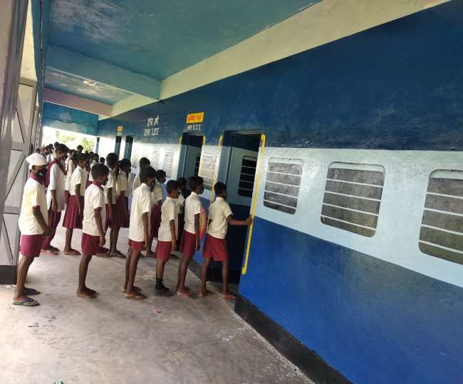 Jharkhand Eduacation: बोगी में बैठे बच्चे तो बिना पटरी के चल पड़ा स्कूल