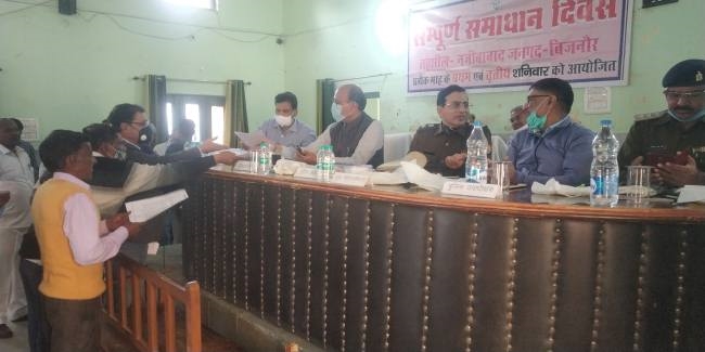 डीएम ने दिए शिकायतों के निस्तारण के आदेश