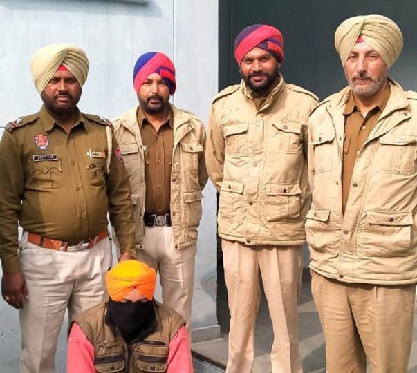 24 बोतल शराब सहित एक काबू