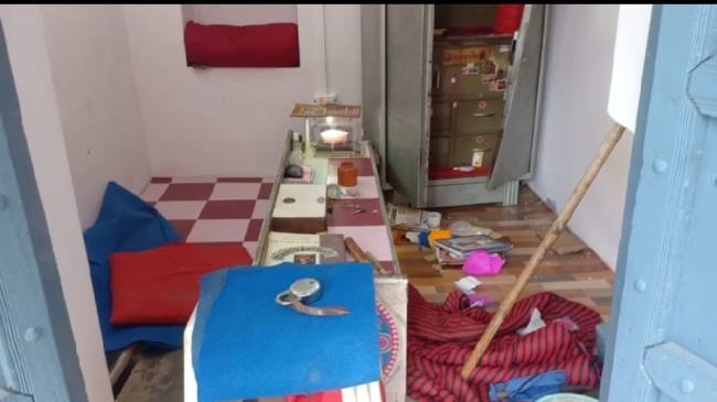 अहारन पुलिस चौकी से चंद कदम दूर चार दुकानों के ताले चटकाए